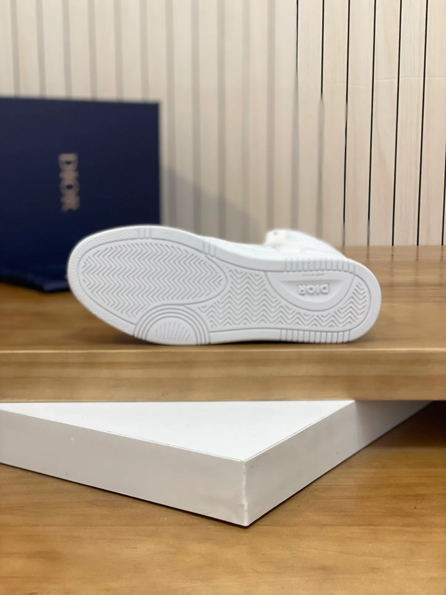 Men's shoes: 💰P460¥ Product trademark: Dior* "Dior*" high-top casual shoes Regular size: 38-44 (can be customized to 45.46) Product materials: Upper imported cowhide stitched with original fabric, breathable lining, original outsole. Number: 1006